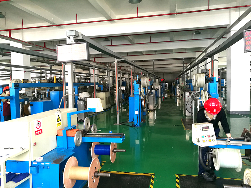 GL veranderde de officiële naam in Hunan GL technology Co., Ltd. en sloot zich aan bij China STATE GRID. We volgen het overheidsbeleid om ons te wijden aan de elektrische en optische constructie in West-Noord-China.GL begon met nieuwe producten van OPGW & ADSS die veel hebben bijgedragen aan de bouw van het westelijke noordelijke gebied in China.De overzeese afdeling van GL werd dit jaar ook opgericht, met een geheel jaarlijks bedrag van meer dan $ 6 miljoen.